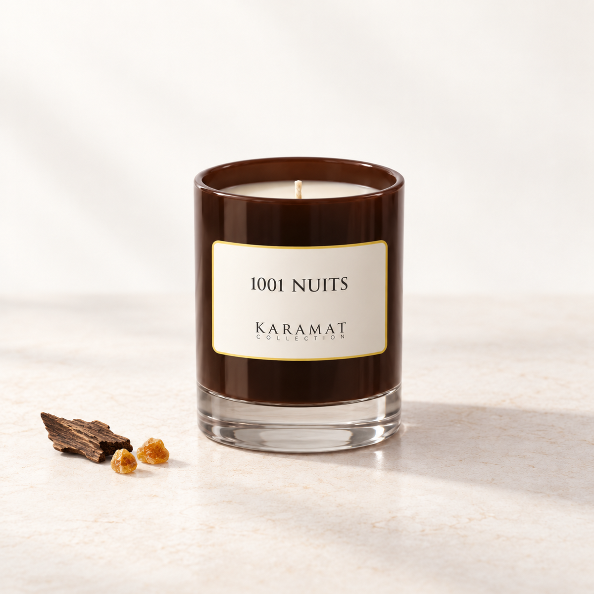 Bougie parfumée 1001 Nuits, pot brun foncé avec une touche de bois et d’ambre.