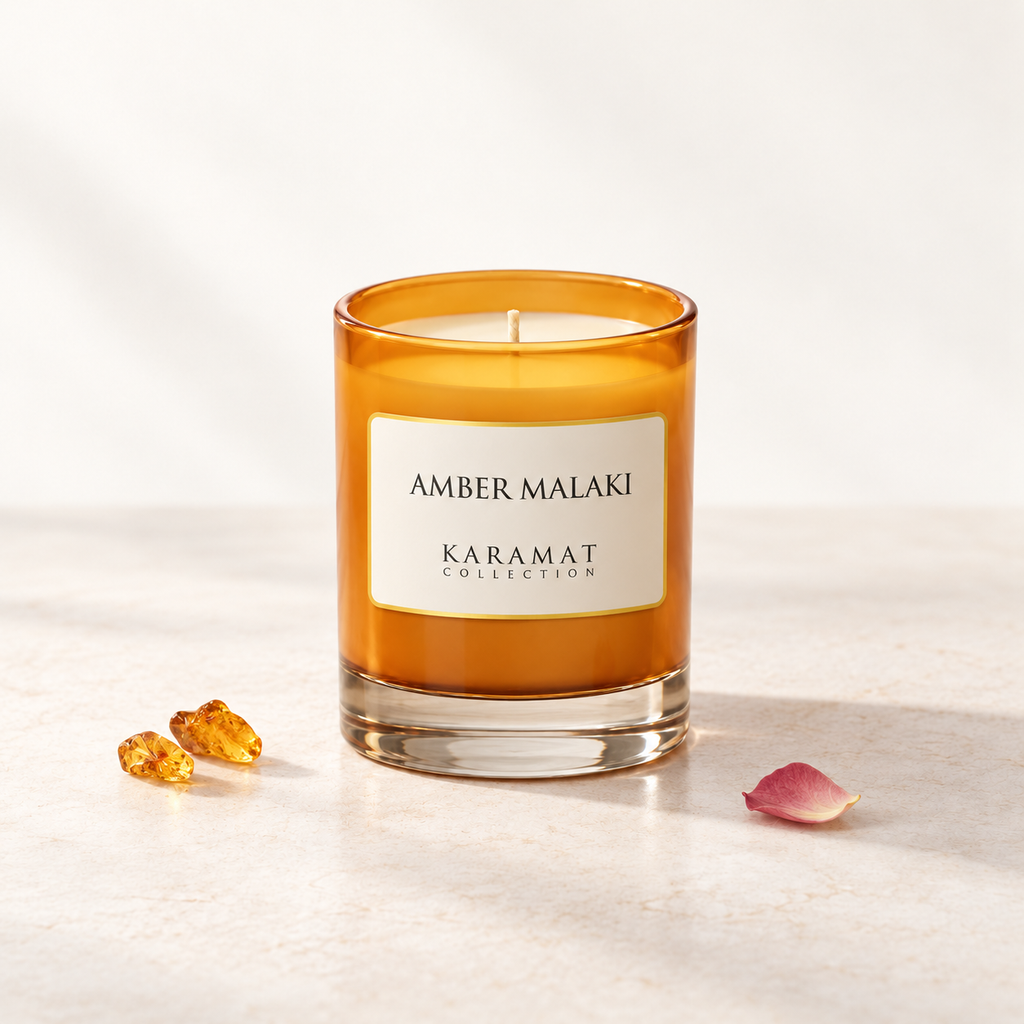 Bougie parfumée Amber Malaki, pot ambré avec de petits éclats d’ambre et un pétale de rose.