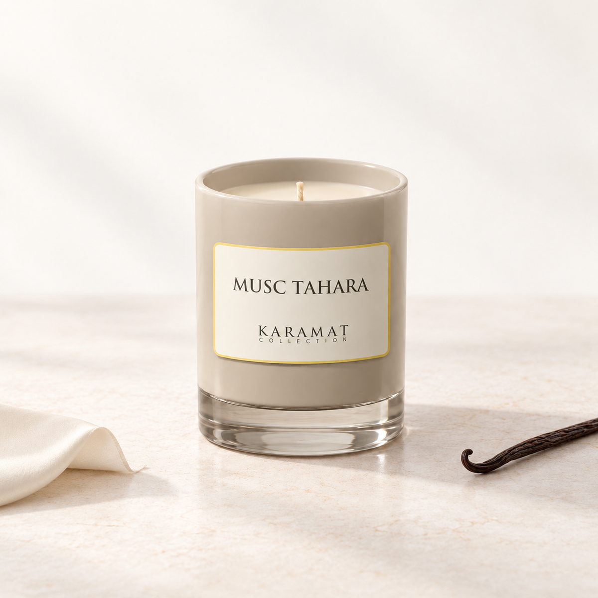 Bougie parfumée Musc Tahara, pot ivoire avec un tissu clair et une touche de vanille.