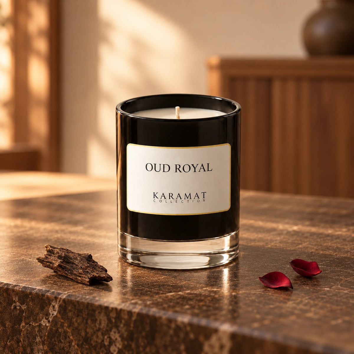 Bougie parfumée Oud Royal, pot noir avec une touche de bois d’oud et des pétales de rose.