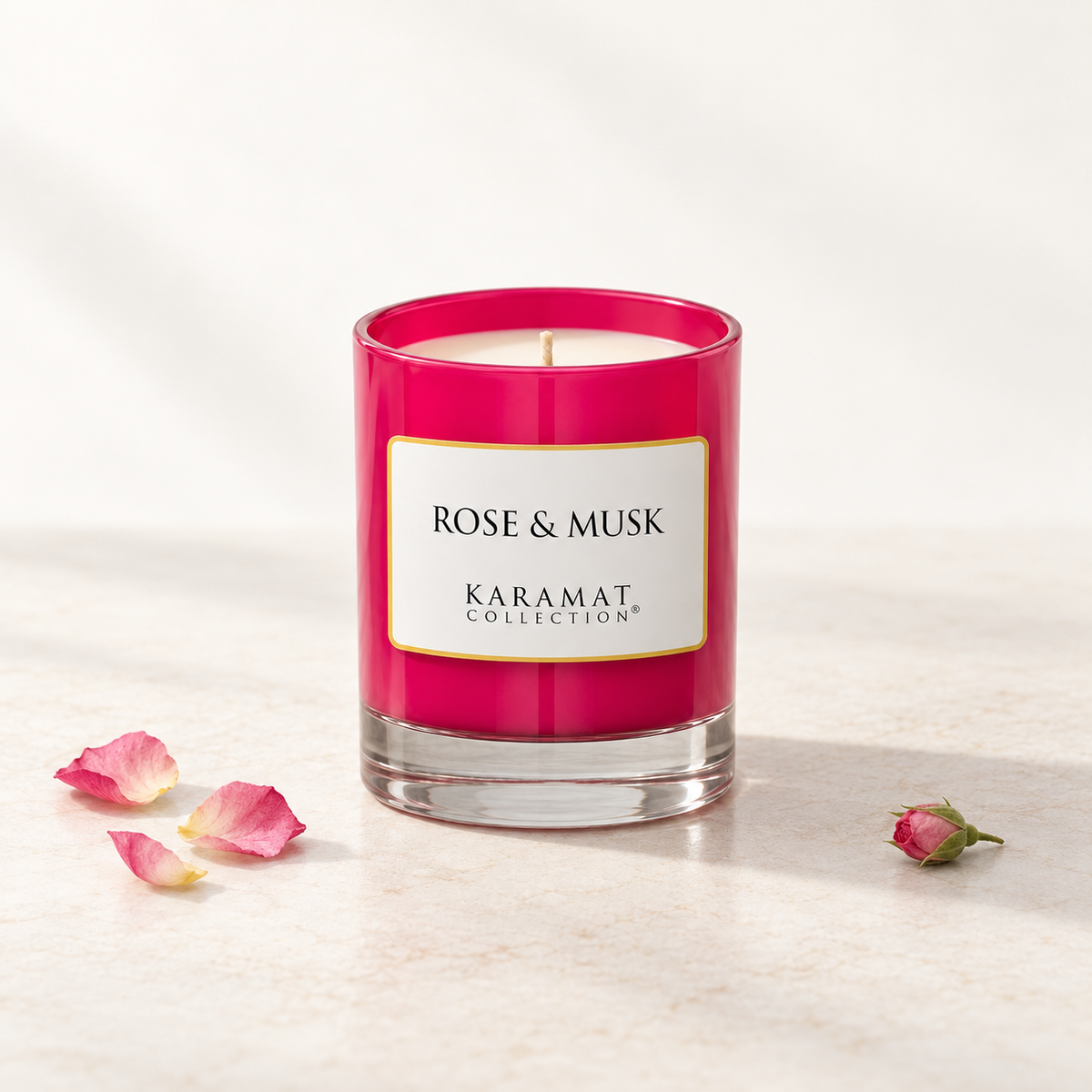 Bougie parfumée Rose & Musk, pot rose avec de délicats pétales et un bouton de rose.