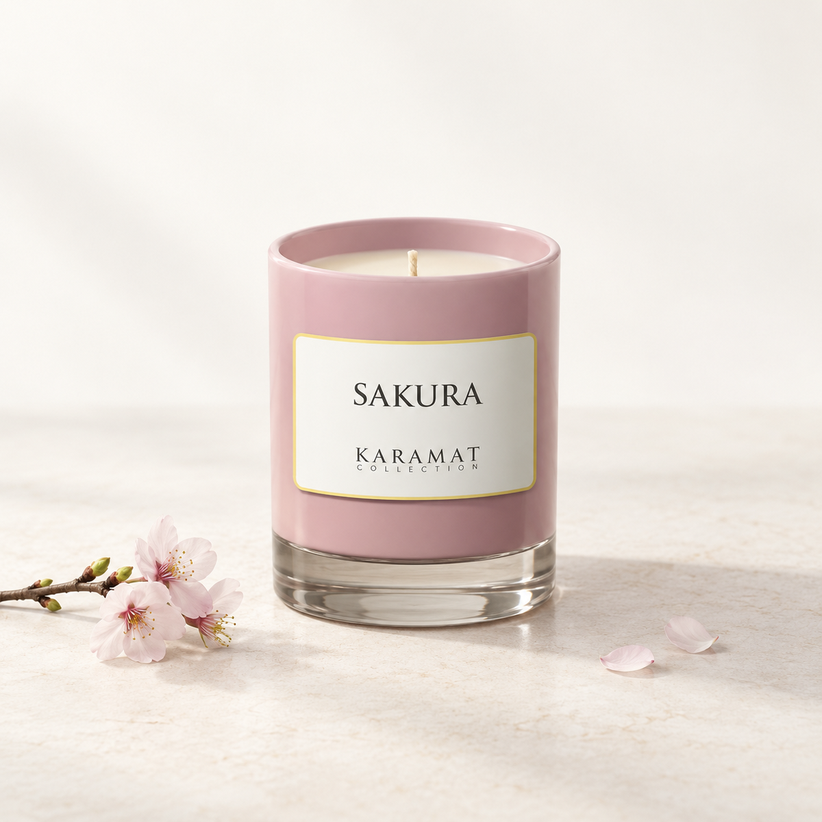 Bougie parfumée Sakura, pot rose et petites fleurs de cerisier pour évoquer sa senteur.