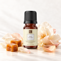Huile parfumée Musc du Tibet 30 ml, mise en scène avec du caramel et des pétales pour évoquer ses notes gourmandes et florales.