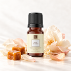 Huile parfumée Musc du Tibet 30 ml, mise en scène avec du caramel et des pétales pour évoquer ses notes gourmandes et florales.