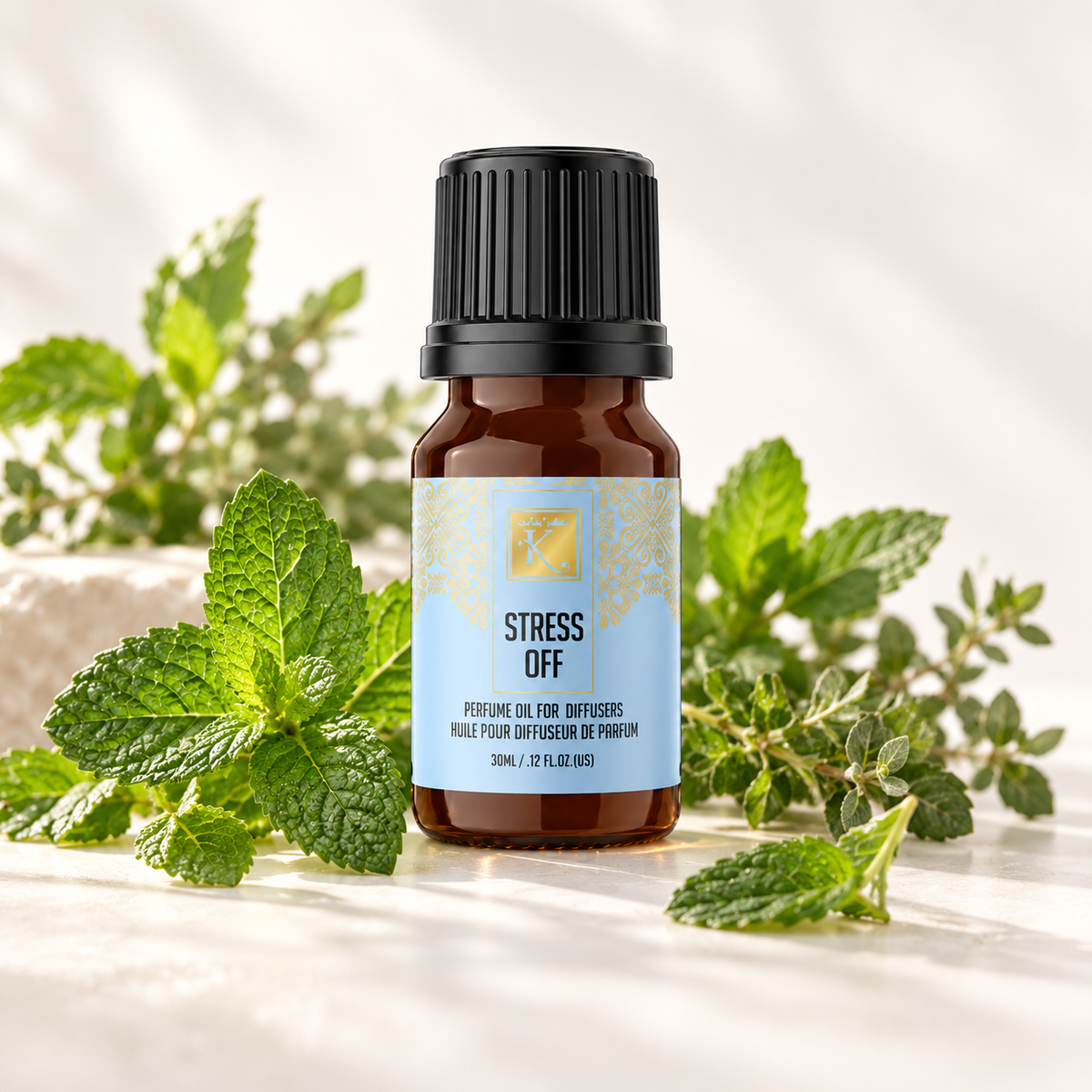 Huile parfumée Stress Off 30 ml, mise en scène avec de la menthe et un feuillage aromatique pour évoquer sa senteur.
