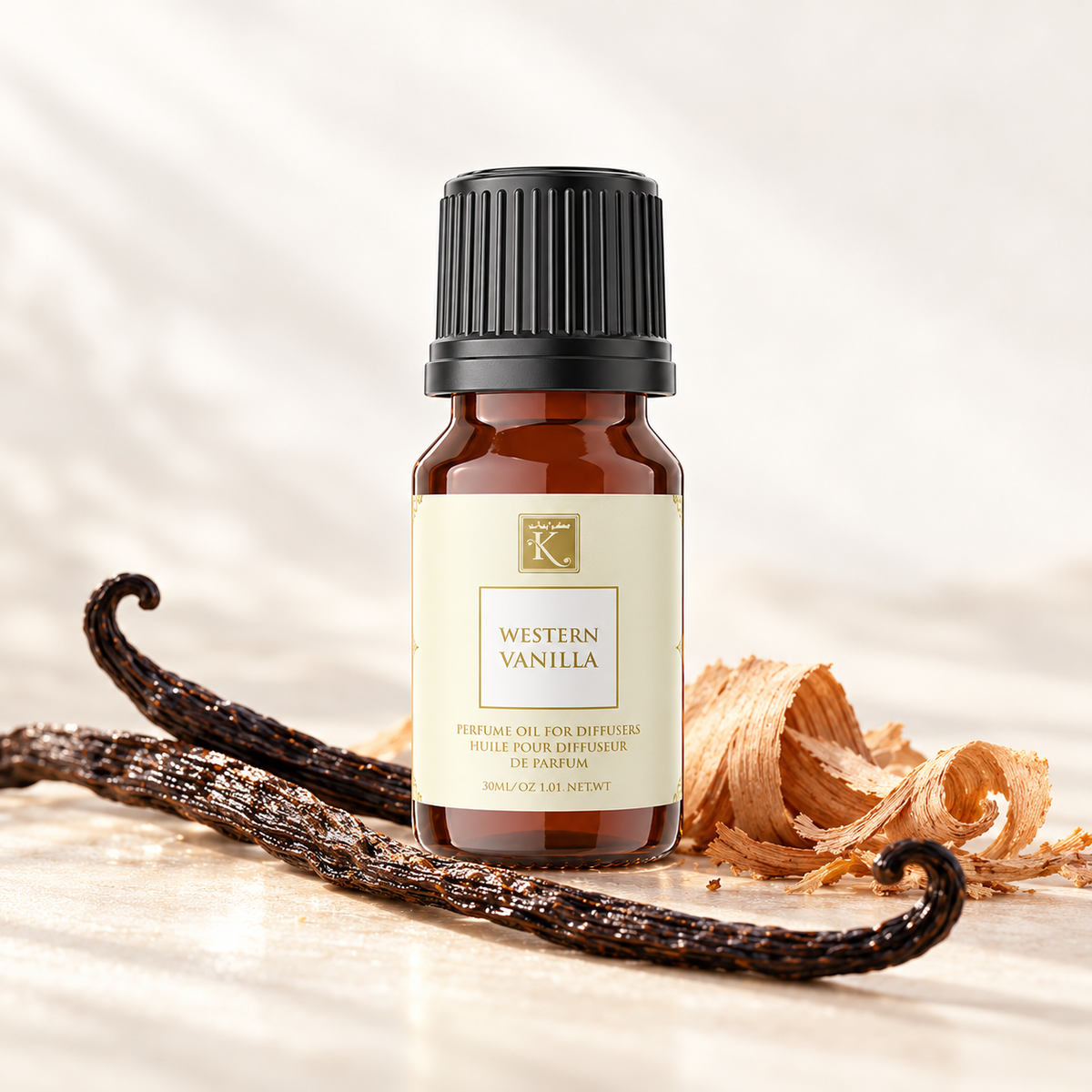 Huile parfumée Western Vanilla 30 ml, mise en scène avec des gousses de vanille et du bois pour évoquer sa senteur.